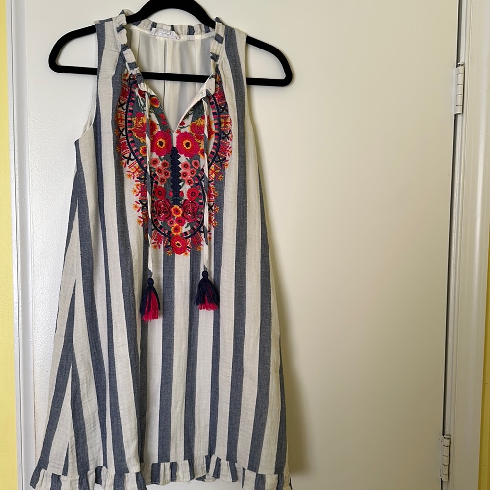 Sleeveless dress with colorful embroidered details.